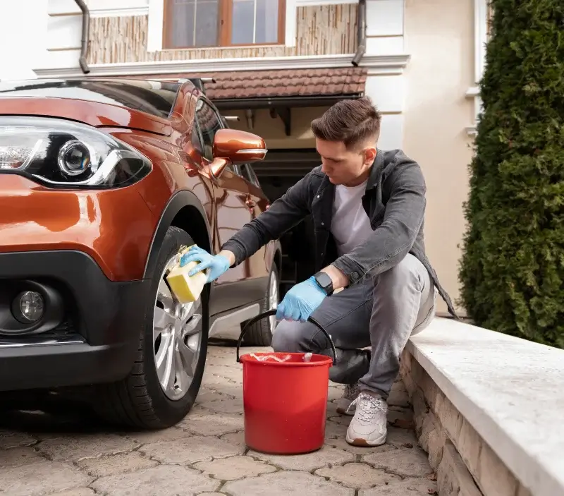 Lavage auto à domicile Portes-en-Valdaine : professionnel intervenant sur un véhicule